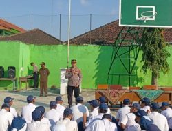 Police Goes To School Polres Tulungagung Sampaikan Binluh Wawasan Kebangsaan Kepada Pelajar, Saat Menjadi Pembina Upacara