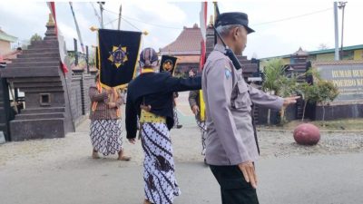 Polsek Pucanglaban Lakukan Pengamanan dan Pengawalan Kegiatan Kirap Pusaka