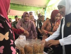 Saat Kunjungan ke Blitar Gubernur Khofifah Borong Dagangan dan Bagikan ke Warga Blitar