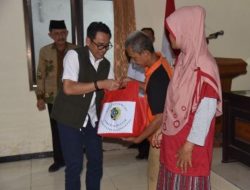 Pj Bupati Tulungagung Salurkan Bantuan Sosial Kepada Lansia dan Rentan Miskin Ekstrim di Kecamatan Sendang