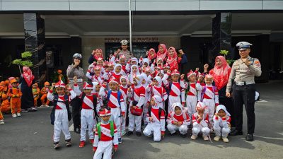 Pengenalan Budaya Tertib Lalu Lintas Sejak Dini, SatLantas Polres Tulungagung Melaksanakan Kegiatan Polisi Sahabat Anak