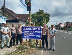 SatLantas Polres Tulungagung Memasang Papan Himbauan di Daerah Rawan Kecelakaan