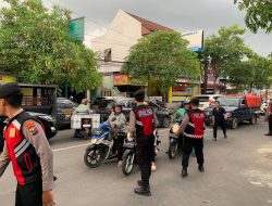 Tebar Kebaikan Jelang Buka Puasa, Polres Tulungagung Bagi – Bagi Takjil Ke Pengendara