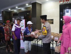 Tebar Kebaikan di Bulan Ramadhan, Polres Tulungagung Bagi – Bagi Takjil Ke Pengguna Jalan