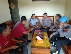 Kapolsek Bandung Anjangsana Anggota Yang Mengalami Luka Senjata Tajam Pada Saat Pengamanan ODGJ Yang Ngamuk
