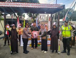 Puluhan Siswa Siswi Kelompok Drumband SDI Al Ikhlas Display di Halaman Polsek Karangrejo