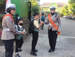 Semarakkan Hari Jadi Ke 76 Polwan RI, Polwan Polres Tulungagung Bagikan Bunga dan Coklat