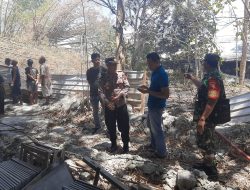Polsek Campurdarat Datangi TKP Kebakaran Lahan Pekarangan Kosong di Desa Gamping