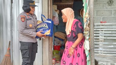 Polsek Karangrejo Salurkan Paket Sembako Program Polres Tulungagung Peduli Kepada 50 Warga