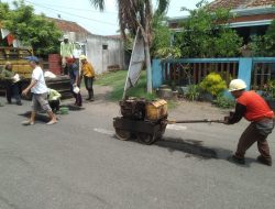 Dinas Pekerjaan Umum dan Penataan Ruang (PUPR) Terus Berkomit Lakukan Pemeliharaan Jalan di Desa Kedungwaru Guna Tunjang Mobilisasi Masyarakat