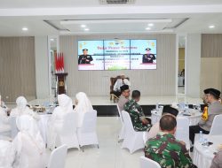 Merajut Kebersamaan, Polres Tulungagung Bersama Kodim 0807 Bagikan Takjil Kepada Warga