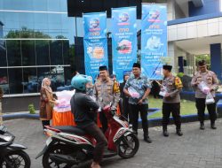 Kapolres dan Bank BRI Tulungagung Bagikan Takjil Bersama